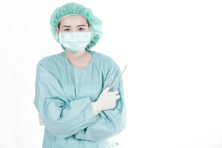 年轻的中国女外科医生戴口罩,发帽,手套,外科医生布,用白色隔离.