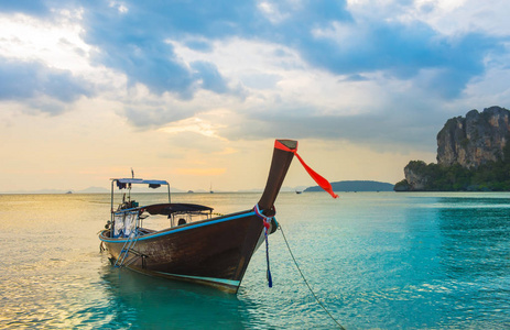 长尾船热带海滩，甲米，泰国