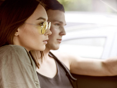 眼镜开车图片