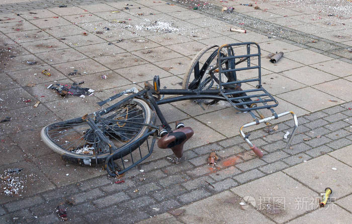 荷兰街头的自行车破了