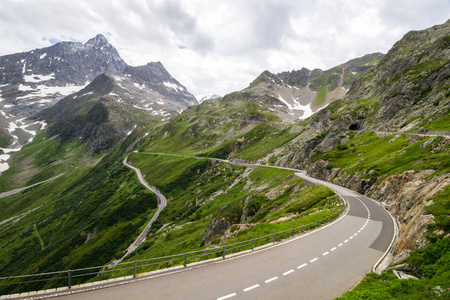 阿尔卑斯山瑞士的山路和冰川