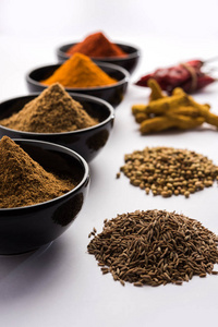 印度五颜六色的香料。 四种基本印度香料的集体照片，如生红辣椒姜黄香菜和孜然粉。 选择性聚焦