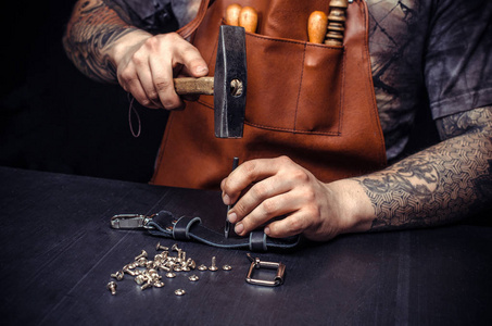 皮革制品生产工匠照片