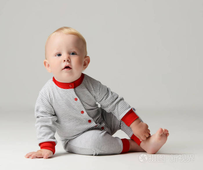 婴儿小男孩小孩孩子坐在红色条纹身体布料看角落