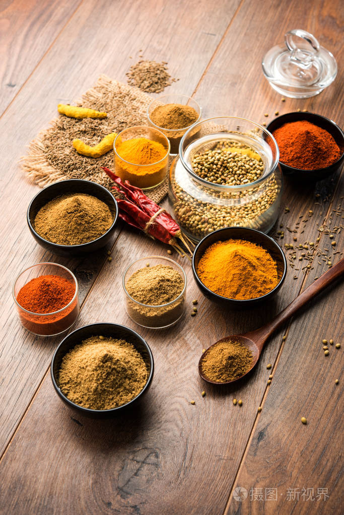 印度五颜六色的香料. 四种基本印度香料的集体照片,如生红辣椒姜黄香