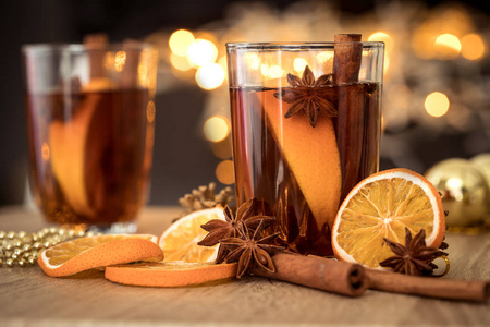 在新年晚会的夜间庆祝活动中涂上葡萄酒，并为秋冬季节提供美味的圣诞饮料