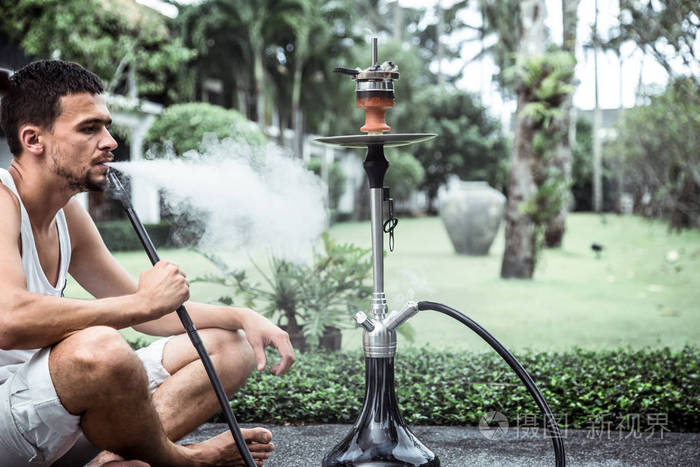 男子在度假时抽水烟