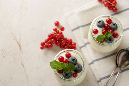 自制酸奶与燕麦和新鲜浆果, 选择性重点。健康早餐配料