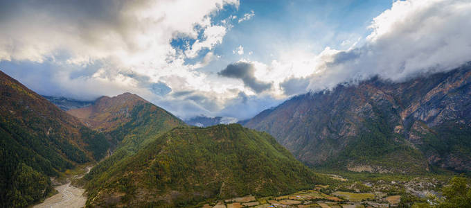 尼泊尔皮桑山脉全景。