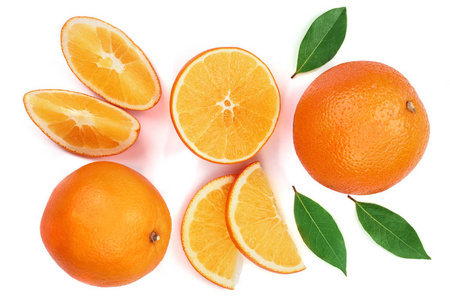 橙色, 切片和叶在白色背景上隔离。平的放置模式。顶部视图