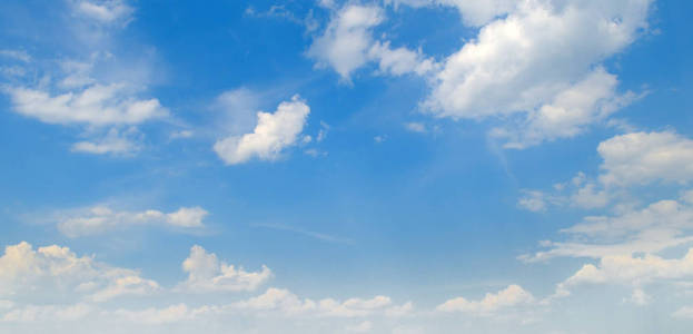 蓝天上的淡积云。 宽的照片。