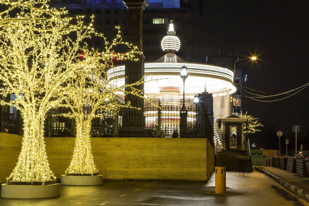 俄罗斯莫斯科晚上的旋转木马和圣诞节新年假期装饰