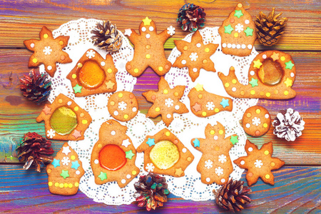 生姜饼干和装饰圣诞锥。 节日背景。 食物和糖果