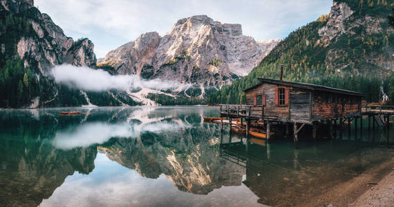 意大利白云岩 Braies 湖全景