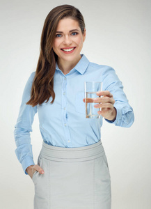 微笑的商务女性，用玻璃呈现水，光线背景