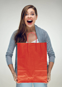 微笑的女人，长发，拿着红色的购物袋