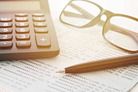 商业金融储蓄投资或会计概念储蓄账户存折或财务报表眼镜和桌子上的钢笔