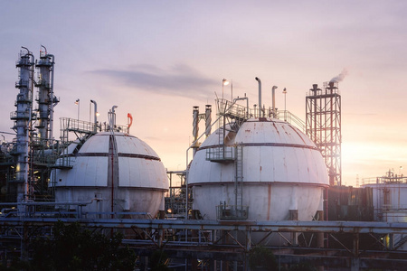 石油天然气炼油厂工业天然气储罐，背景为夕阳，石化厂