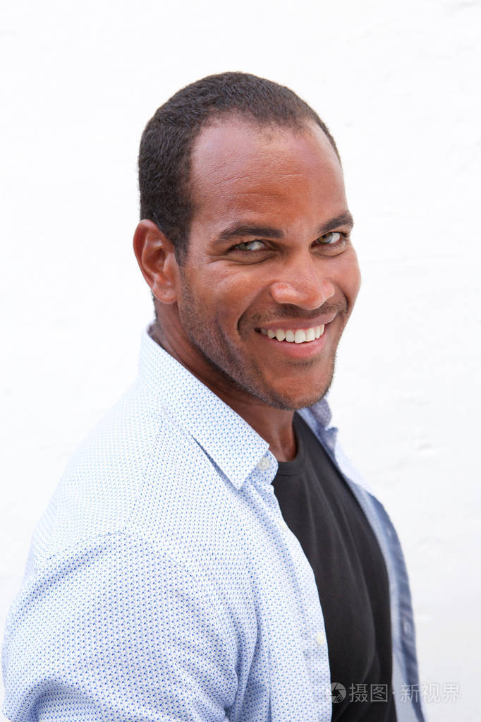 特写一幅充满魅力自信的男人在白色背景下笑的肖像