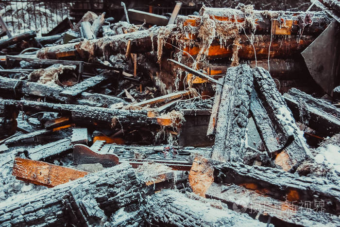 被烧毁的木房子