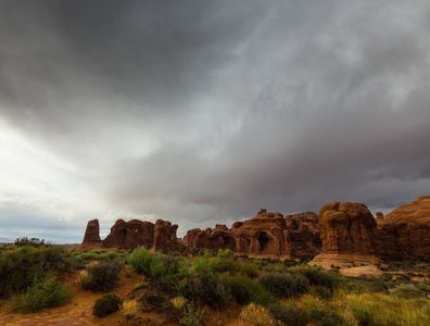 犹他州沙漠阿尔奇国家公园的暴风云雨和红色地质砂岩结构