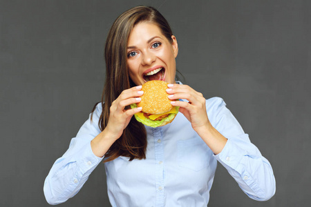 年轻迷人的女人吃快餐汉堡的画像