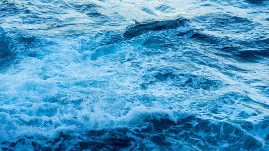 随着海浪波起伏图片