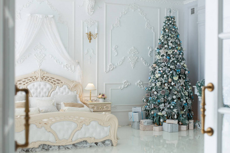 圣诞树和礼物在卧室里