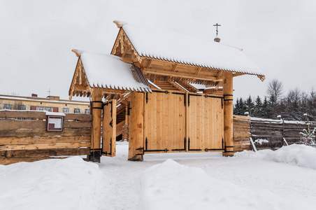 冬季寺庙的橡木木门图片