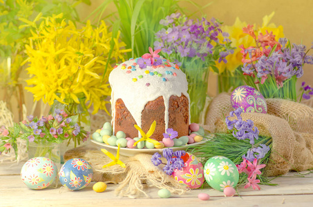 复活节蛋糕和木制背景上的彩色鸡蛋。 蛋糕和复活节鸡蛋。 复活节蛋糕的节日属性。 明亮的节日背景拷贝