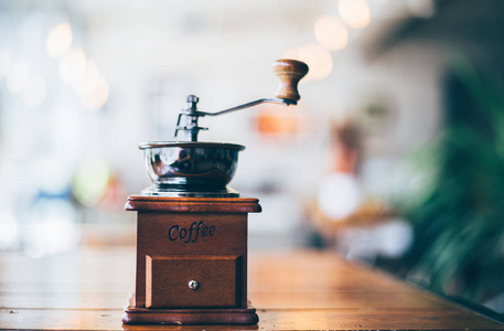 咖啡馆的老式咖啡研磨机