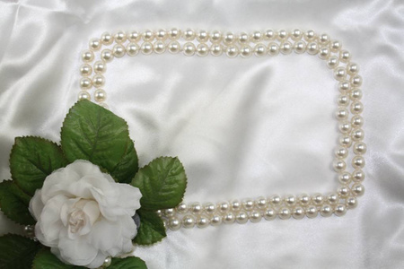 白色玫瑰和珍珠珠子与纺织品白色玫瑰插画