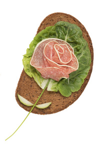 以玫瑰为原料，用黑面包片做成的创意三明治