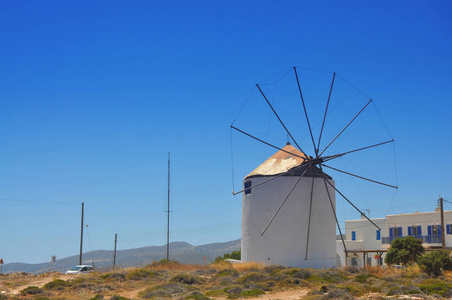 白色 windwill 在晴朗的天在一种 Antiparos 海岛, 希腊