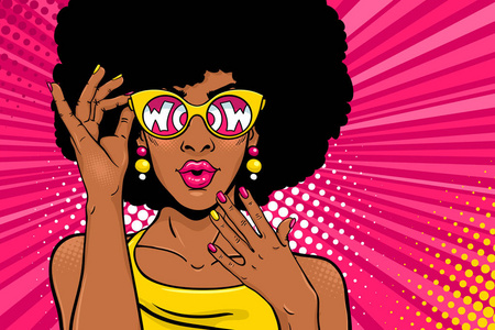 哇流行艺术脸惊讶的黑人妇女与非洲的头发和开放的嘴持有太阳镜在她的手与铭文哇在反思。流行艺术复古漫画风格的矢量鲜明背景