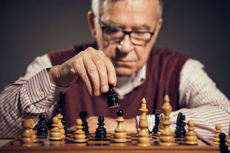 参加象棋比赛的老人的肖像。