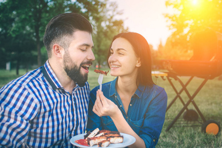 朋友做烧烤和午餐的性质。情侣在吃和喝的乐趣, 而在一个 picnic 快乐的人在烧烤党