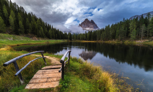 Antorno 湖与著名的 Cime di Lavaredo Drei Zinnen 蔓