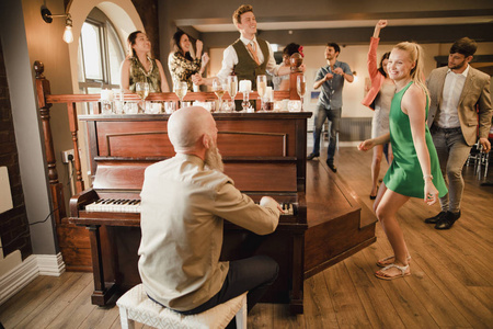 婚礼嘉宾与钢琴的乐趣图片