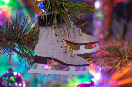 悬挂在树枝上的圣诞树玩具图片