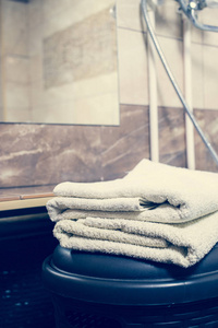 模糊的浴室内饰背景和白色水疗毛巾大理石照片