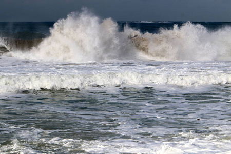 以色列沿海地中海的强烈风暴图片