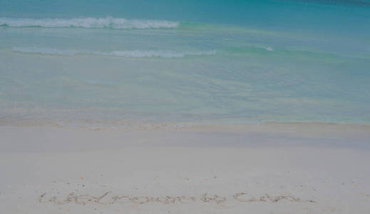 古巴瓦拉德罗加勒比海海滩上的白沙和绿松石水
