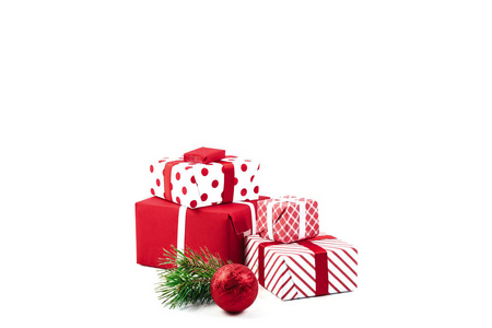 圣诞球礼物和绿色云杉树枝隔离在白色背景上。 隔离。 圣诞节背景。 复制文本或设计的空间。