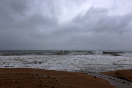 以色列沿海地中海的强烈风暴图片