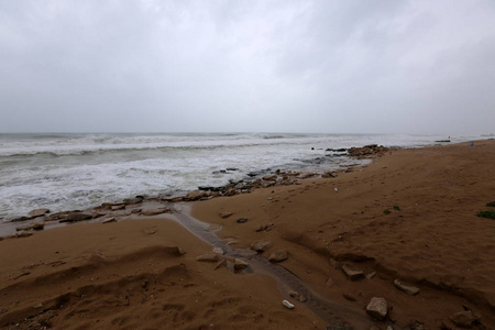 以色列沿海地中海的强烈风暴图片