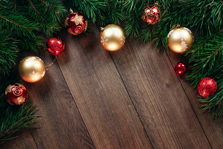 木制桌子上的圣诞装饰品和松枝。 圣诞节背景。 复制文本或设计的空间。 从上面看。