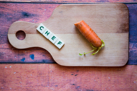 词厨师用箱子信件写。木制切割板或