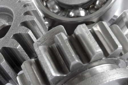 白色背景上的齿轮和轴承.照片