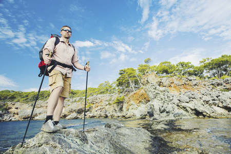 带着背包和帐篷夏天登山活动